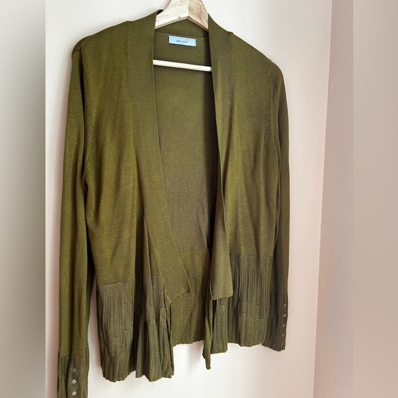 Beautiful never worn short golden green open cardigan with geometrical detail. - Picture 3 of 6